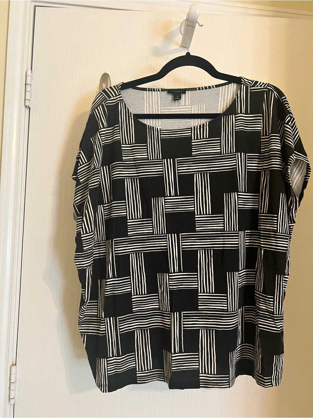 Ann Taylor Black & White Geometric Short Sleeve Tunic